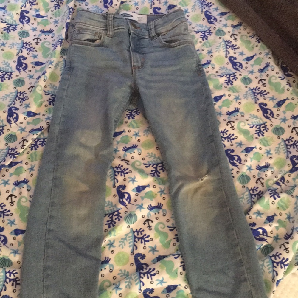 Used old navy karate skinny jeans. Size 5T.